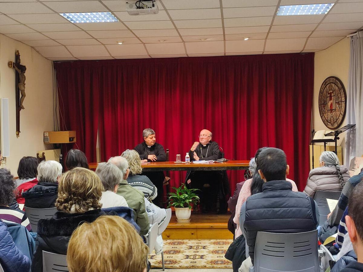 El bisbe Conesa amb feligresos de la diòcesi