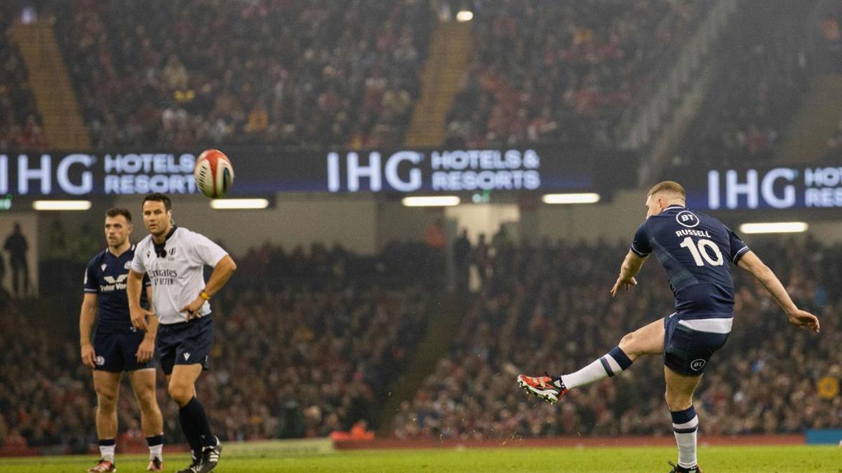 Finn Russell patea en el partido de la primera jornada del 6 Naciones de rugby ante Gales