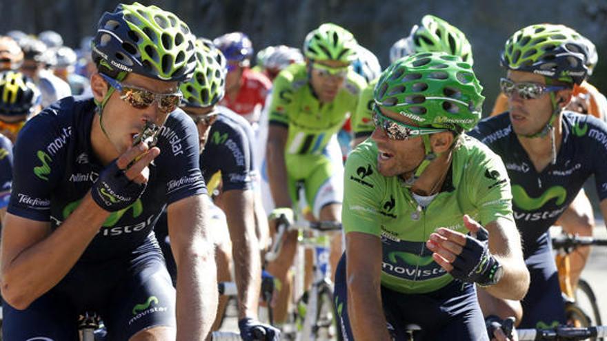 Alejandro Valverde conversa con un compañero de equipo.