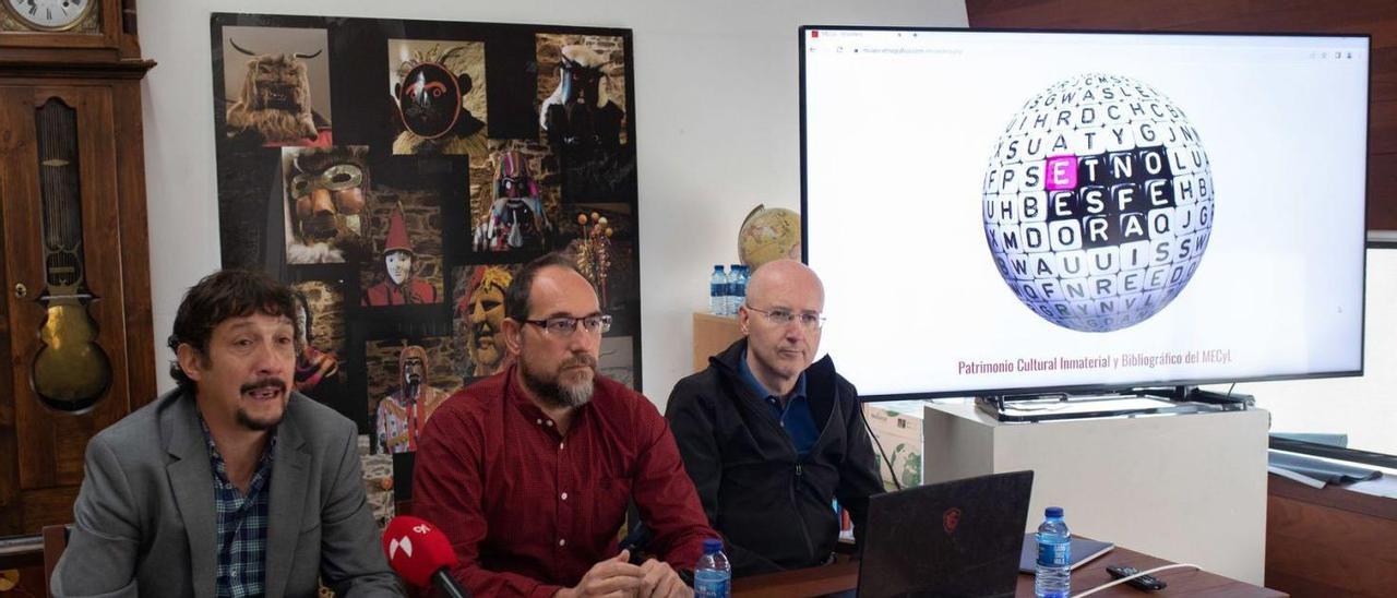 Desde la izquierda, Pepe Calvo, director del Etnográfico, con Emilio Ruiz Trueba y Luis Vicent, durante la presentación de Etnosfera. | Emilio Fraile