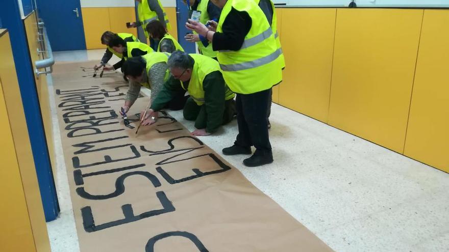 Preparant pancartes per a la manifestació, a la Fundació MAP de Ripoll