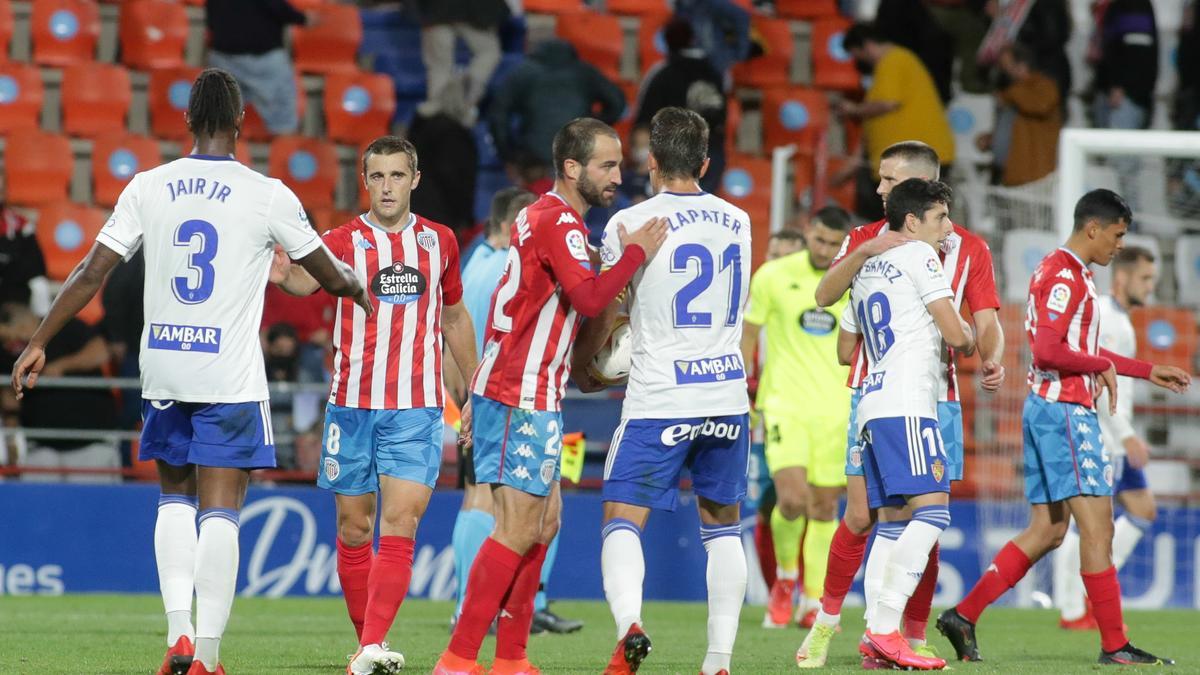 Jair, Zapater y Gámez se saludan con jugadores del Lugo al término del encuentro del pasado domingo.