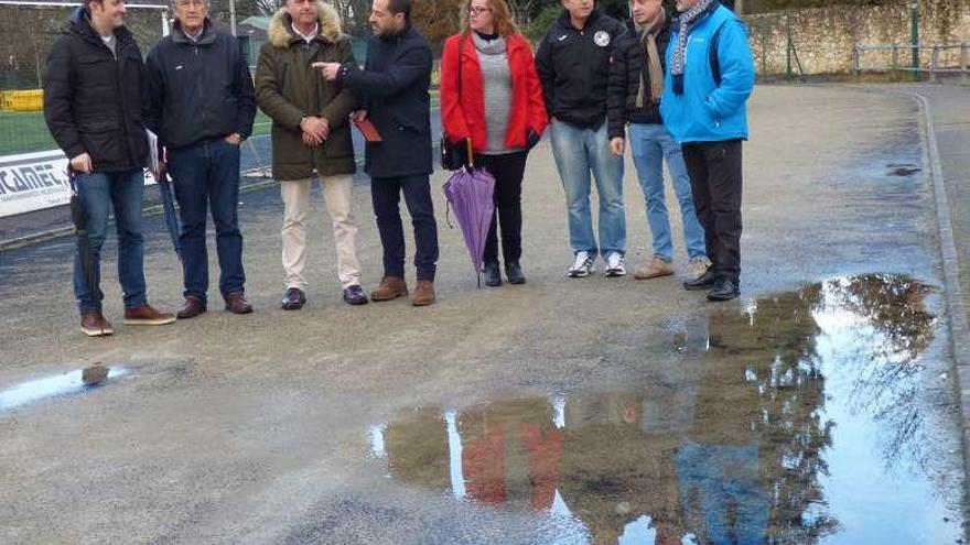 El Alcalde, concejales, miembros del club y técnicos, durante la visita, ayer, a la actual pista de la Cebera.