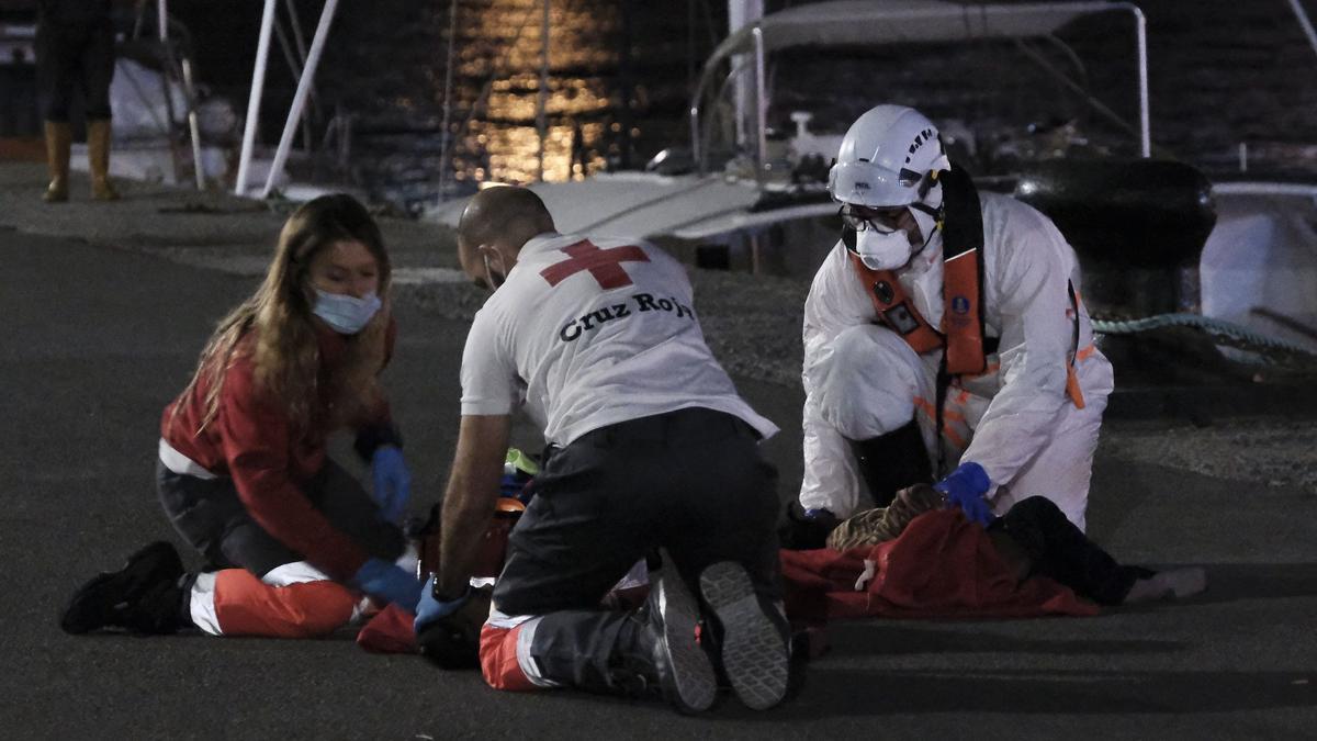 Miembros de Cruz Roja auxilian a algunos de los migrantes de una patera rescatada cerca de Gran Canaria.