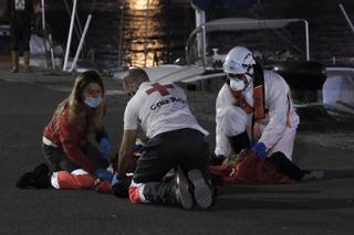 Hospitalizados diez inmigrantes de una patera rescatada cerca de Gran Canaria