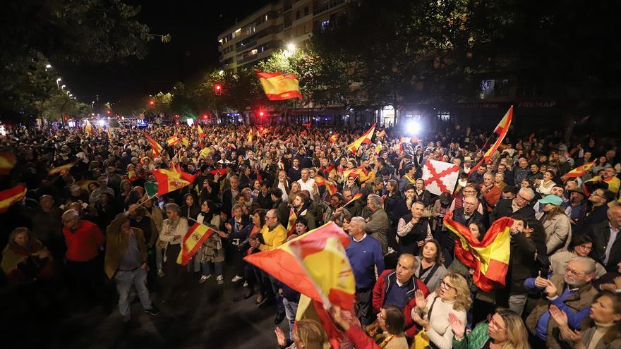 Más de 2.000 manifestantes claman contra la amnistía ante la sede del PSOE de Córdoba