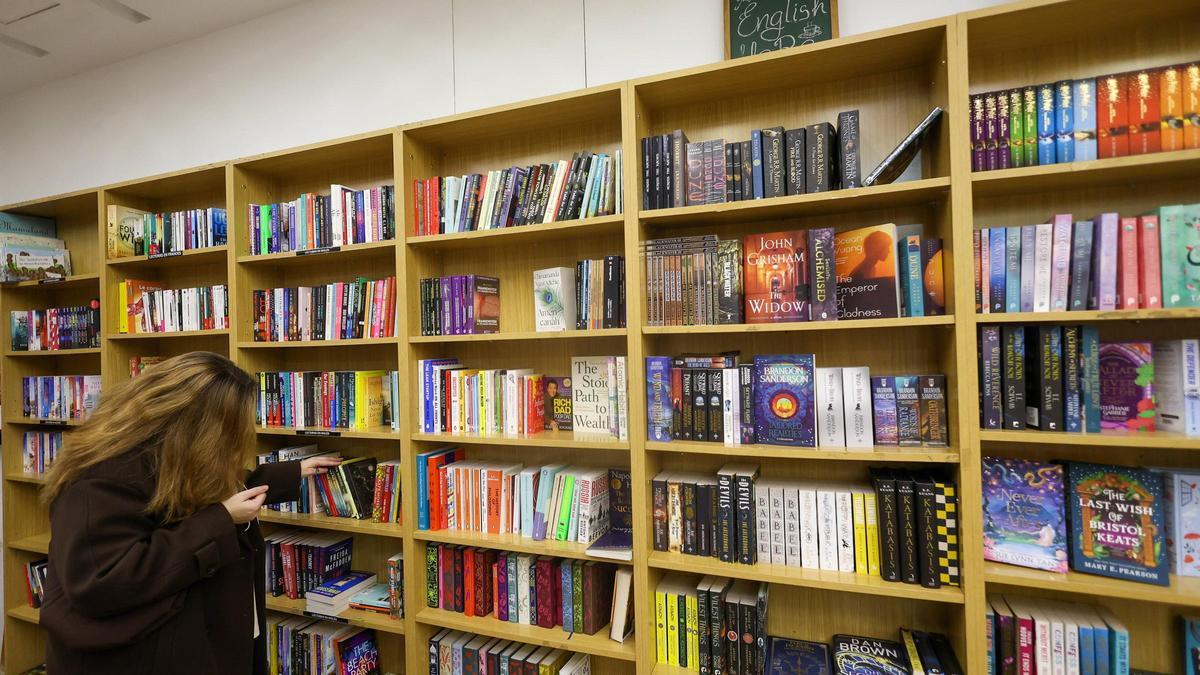 Estanterías con libros en ingles en la librería valenciana Soriano.