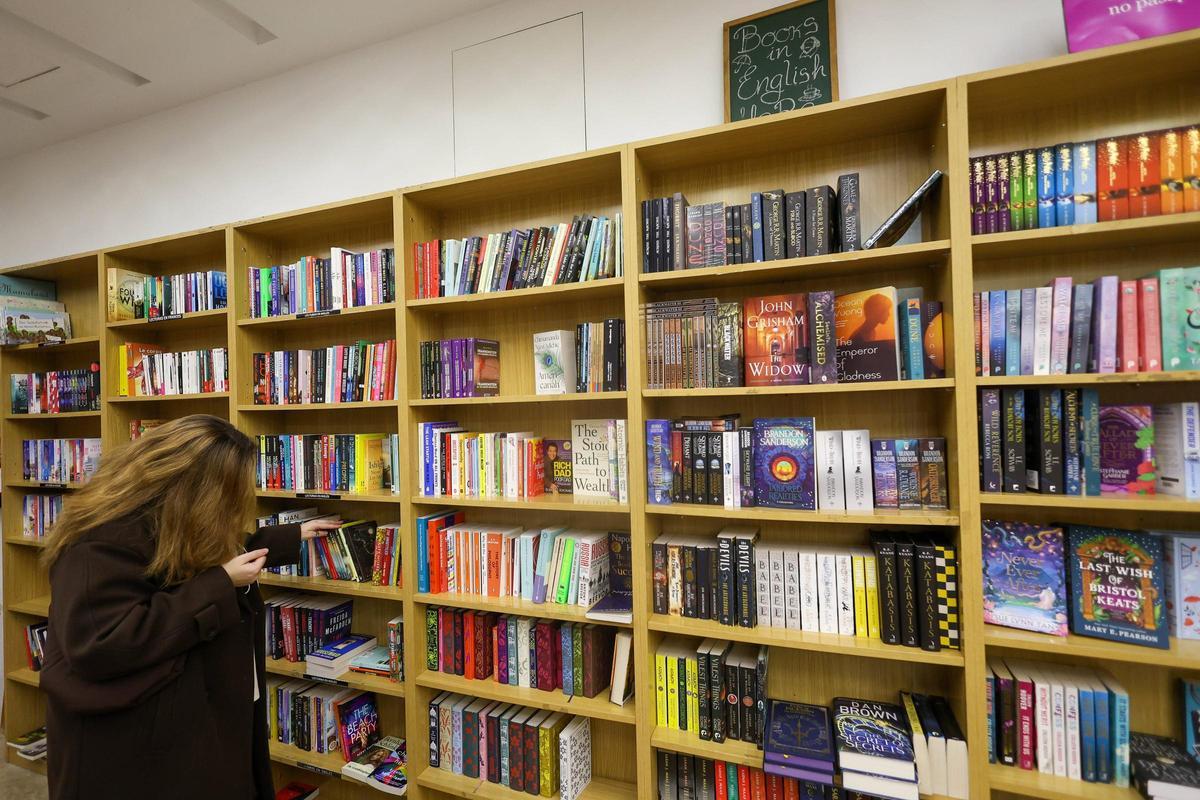 Estanterías con libros en ingles en la librería valenciana Soriano.