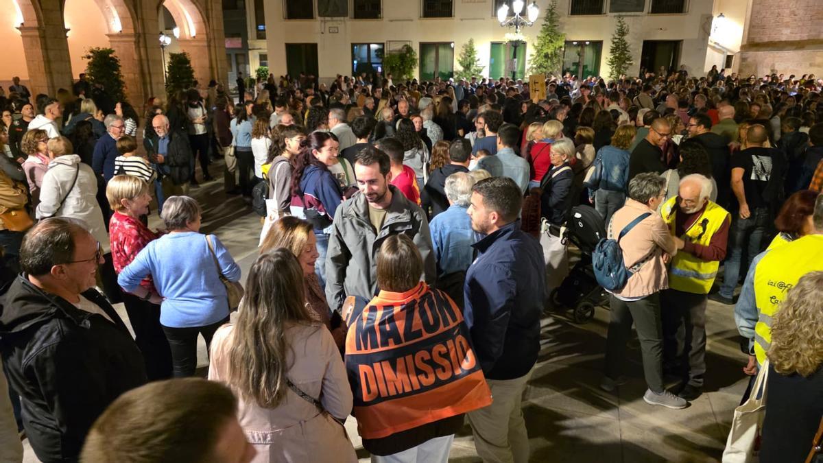 La plaza Mayor se ha llenado de personas para pedir la dimisión de Mazón.
