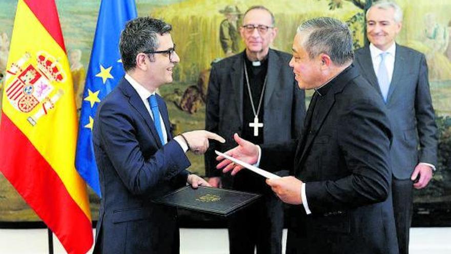 El ministro de Presidencia, Félix Bolaños, y el nuncio apostólico, Bernardito Auza. |   // EDUARDO PARRA