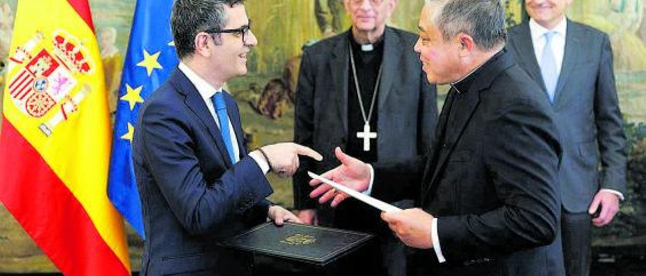 El ministro de Presidencia, Félix Bolaños, y el nuncio apostólico, Bernardito Auza. |   // EDUARDO PARRA