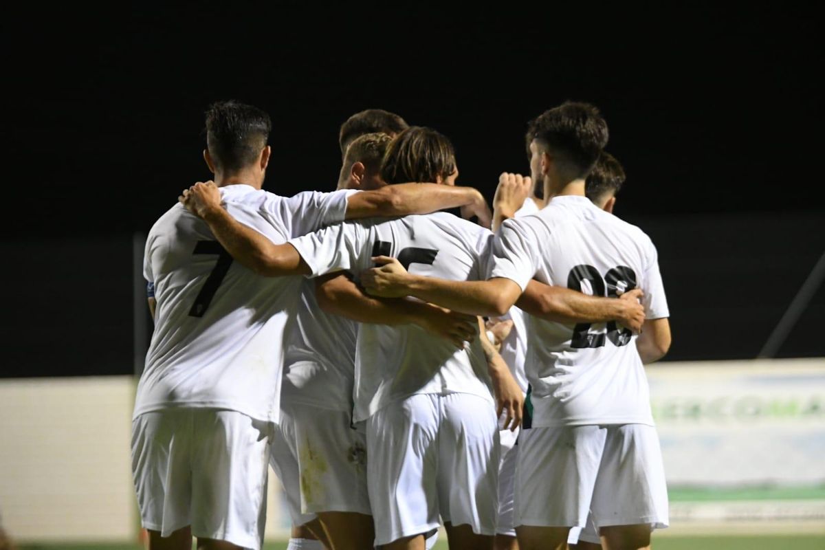 Los jugadores cordobesistas celebran el gol de Bernal en Pozoblanco.