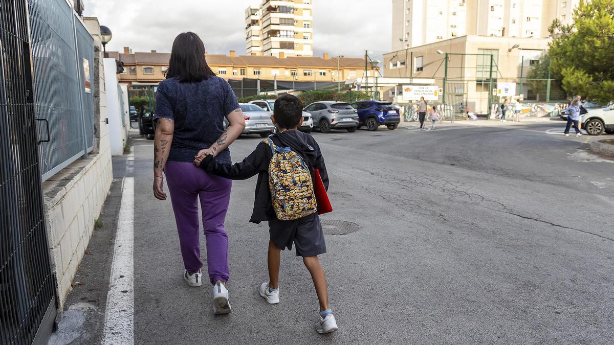 Sin aceras para entrar al cole