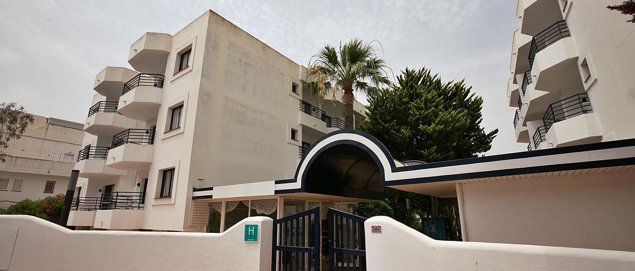 Fachada del hotel puente de Ibiza, situado en Platja d’en Bossa. | VICENT MARÍ