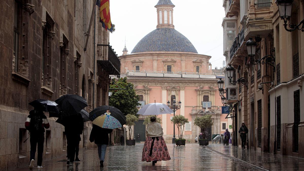 Ofrenda de Fallas bajo la lluvia