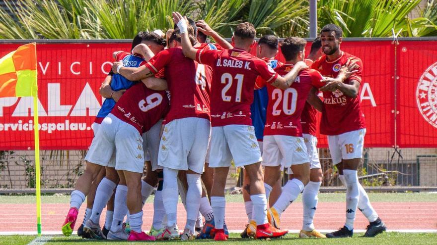 Los futbolistas del CD Ibiza celebran un gol en la victoria sobre el Poblense. | CD IBIZA