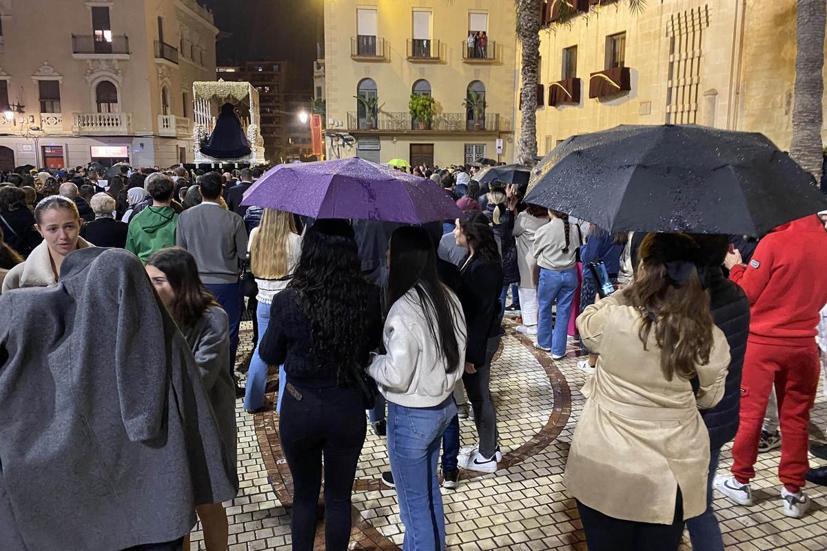 La lluvia empañó las procesiones de ayer y podría aparecer de nuevo esta tarde