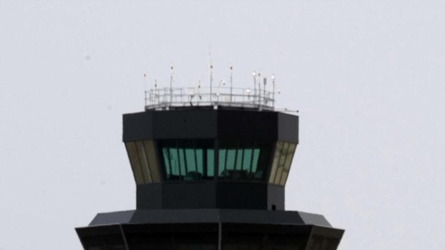 La avioneta que realizó los vuelos de calibración, frente a la torre control del aeropuerto de Corvera.