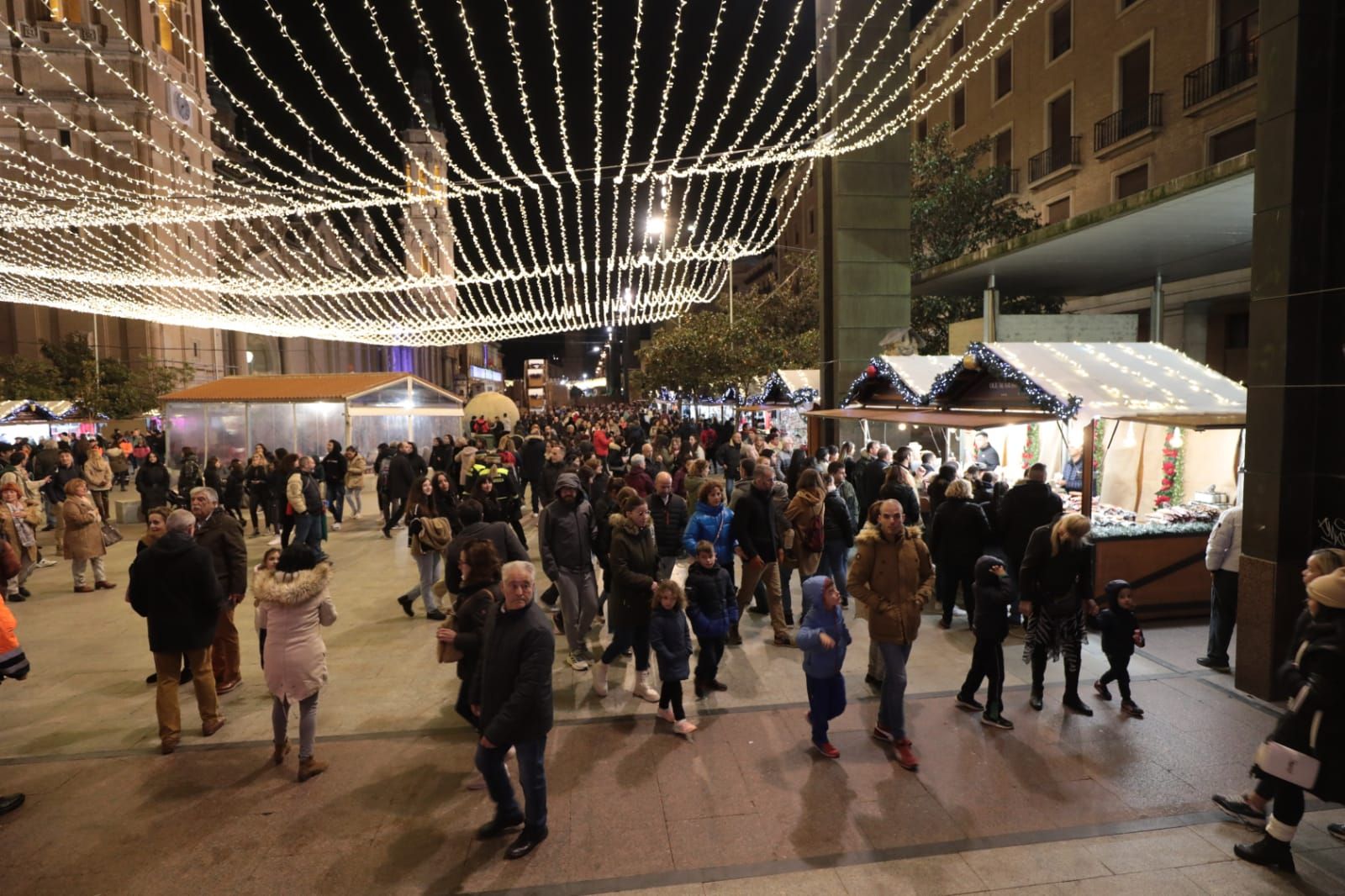 En imágenes | Zaragoza ya brilla por Navidad