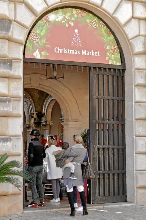 Auf dem traditionellen Markt im Pueblo Español (1. bis 10. 12.) geht es diesmal ausgesprochen musikalisch zu. Täglich sorgen Musikgruppen in dem Miniaturdorf für Weihnachtsstimmung. Die Stände sind bereits ab mittags geöffnet. Der Eintritt kostet 5 Euro, dafür gibt es aber auch einen Becher Glühwein.