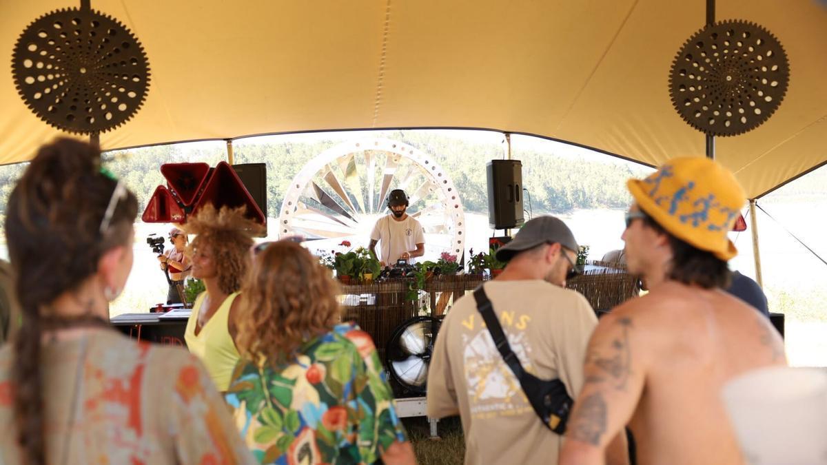Asistentes al festival de música electrónica de Brocos, en Agolada
