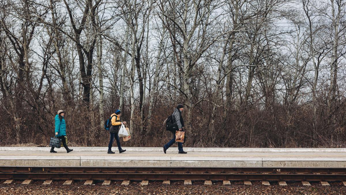 Varias personas caminan por la estación de tren de Lisichansk.