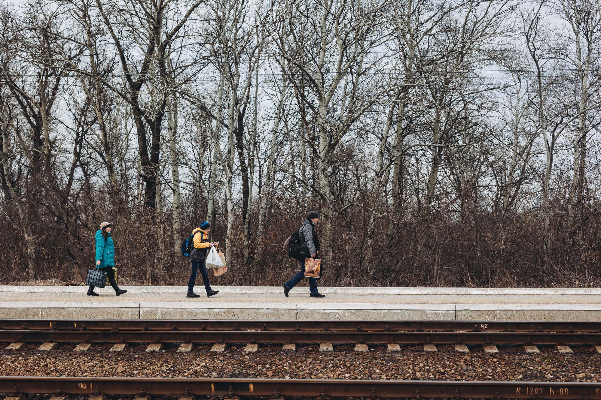 Varias personas caminan por la estación de tren de Lisichansk, Lugansk (Ucrania)