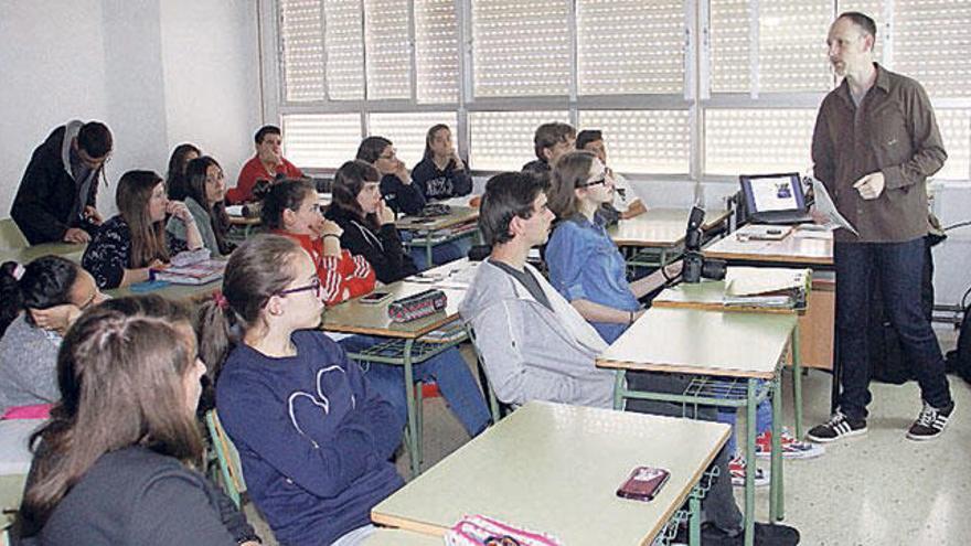 Víctor Sariego imparte uno de los talleres en el Illa de Tambo. // S.A.