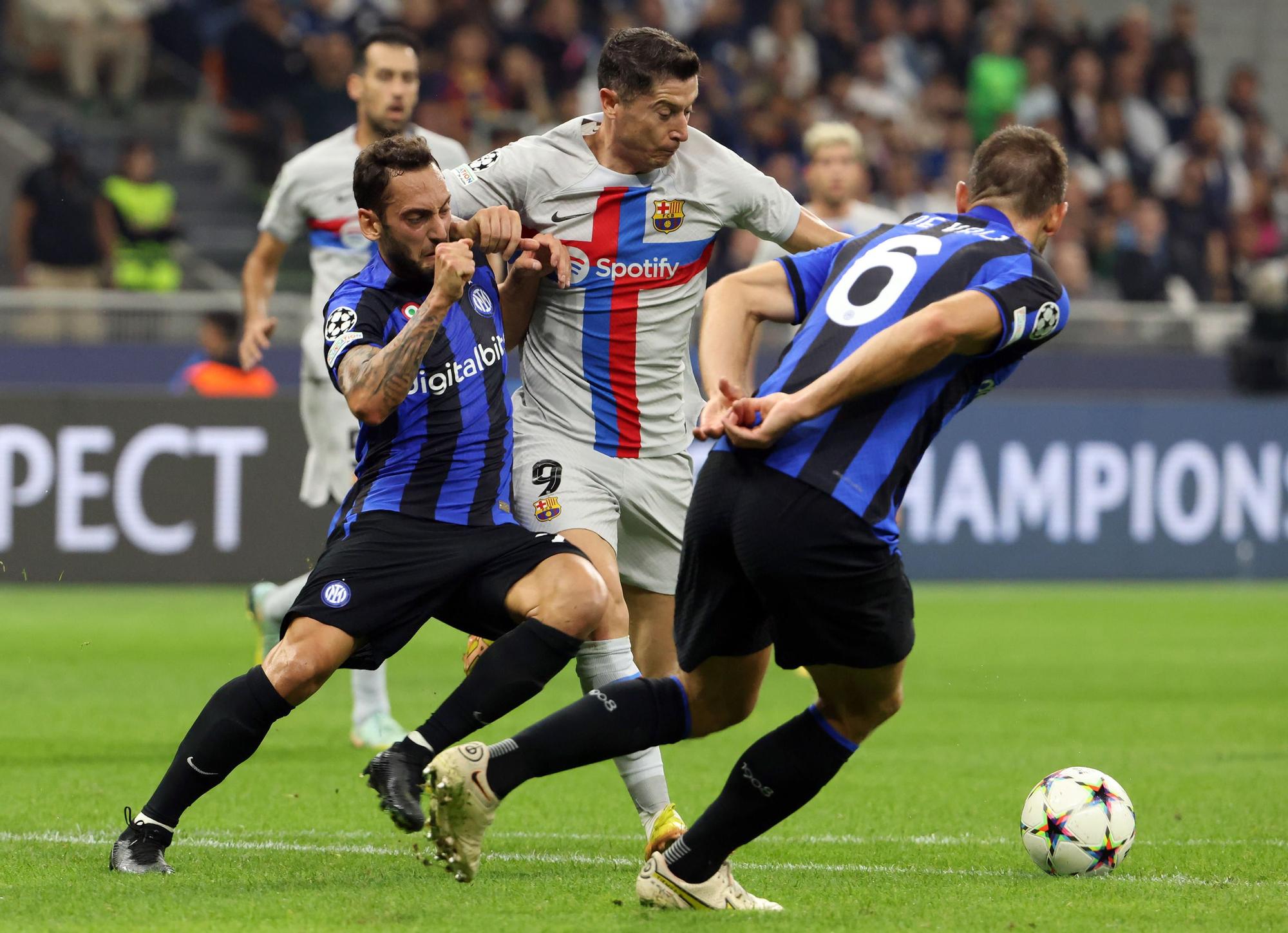 1-0. El 'catenaccio' del Inter complica la vida al Barcelona, con polémica