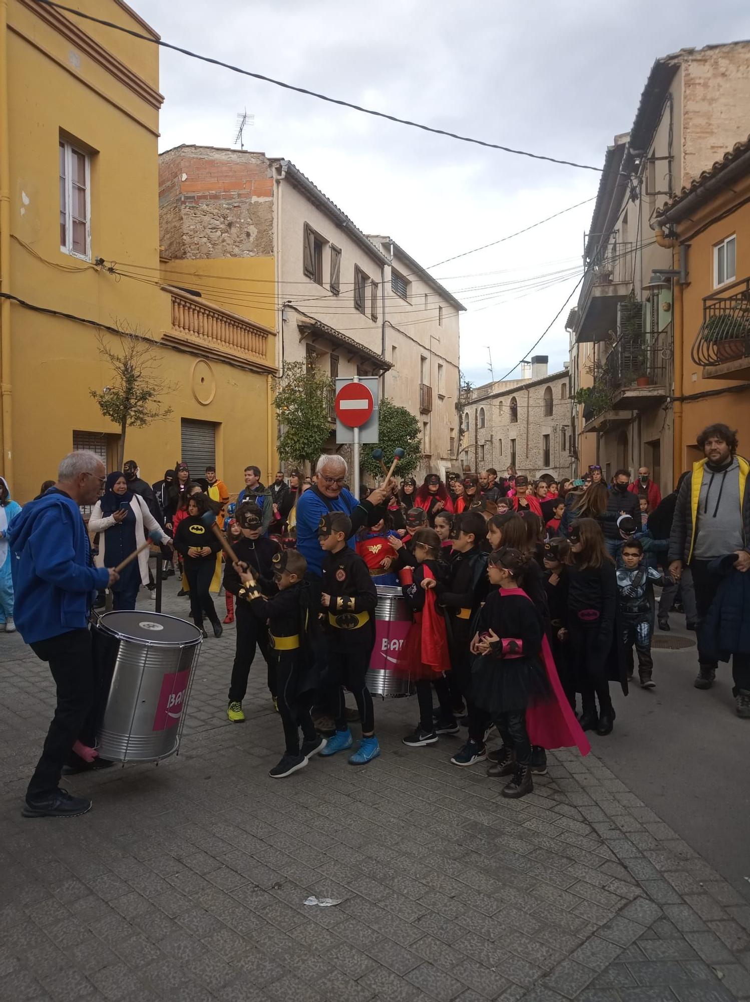 Superherois i superheroïnes prenen els carrers de Vilafant per celebrar Carnaval