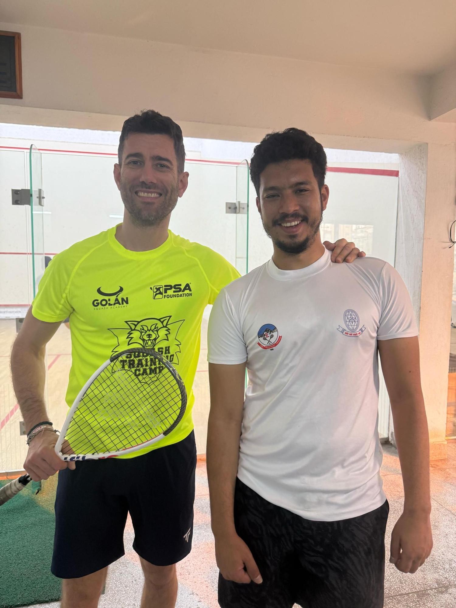 Borja Golán en Katmandú, donde está impartiendo clases de squash a jóvenes con pocos recursos de la mano de SOS Nepal