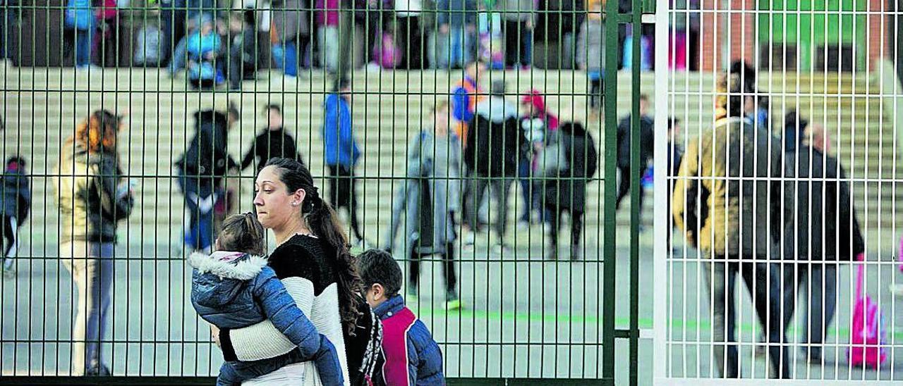 Una madre camino del colegio con sus hijos en una imagen del pasado octubre.