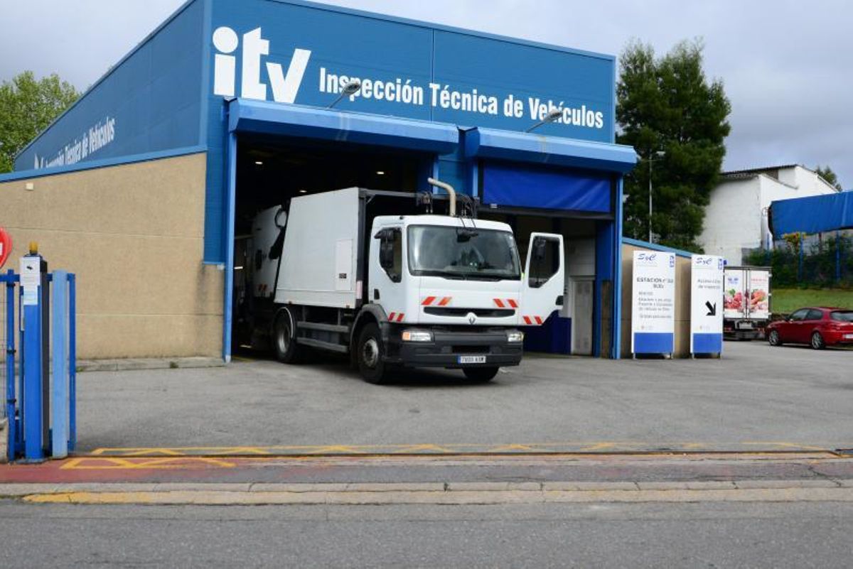 Movimiento, ayer, en las instalaciones de la ITV en el polígono de Bueu. | // GONZALO NÚÑEZ