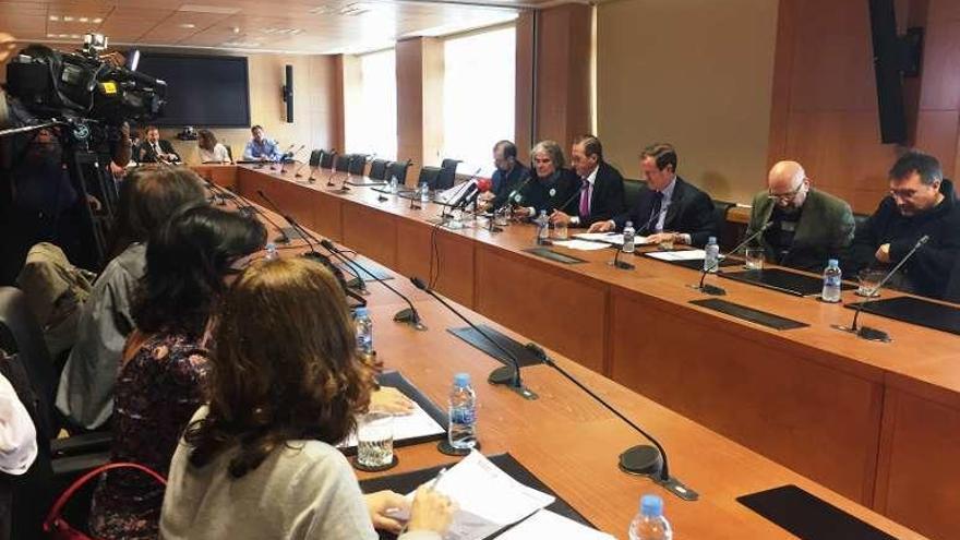 Representantes de patronal y sindicatos, a la derecha, durante la firma.