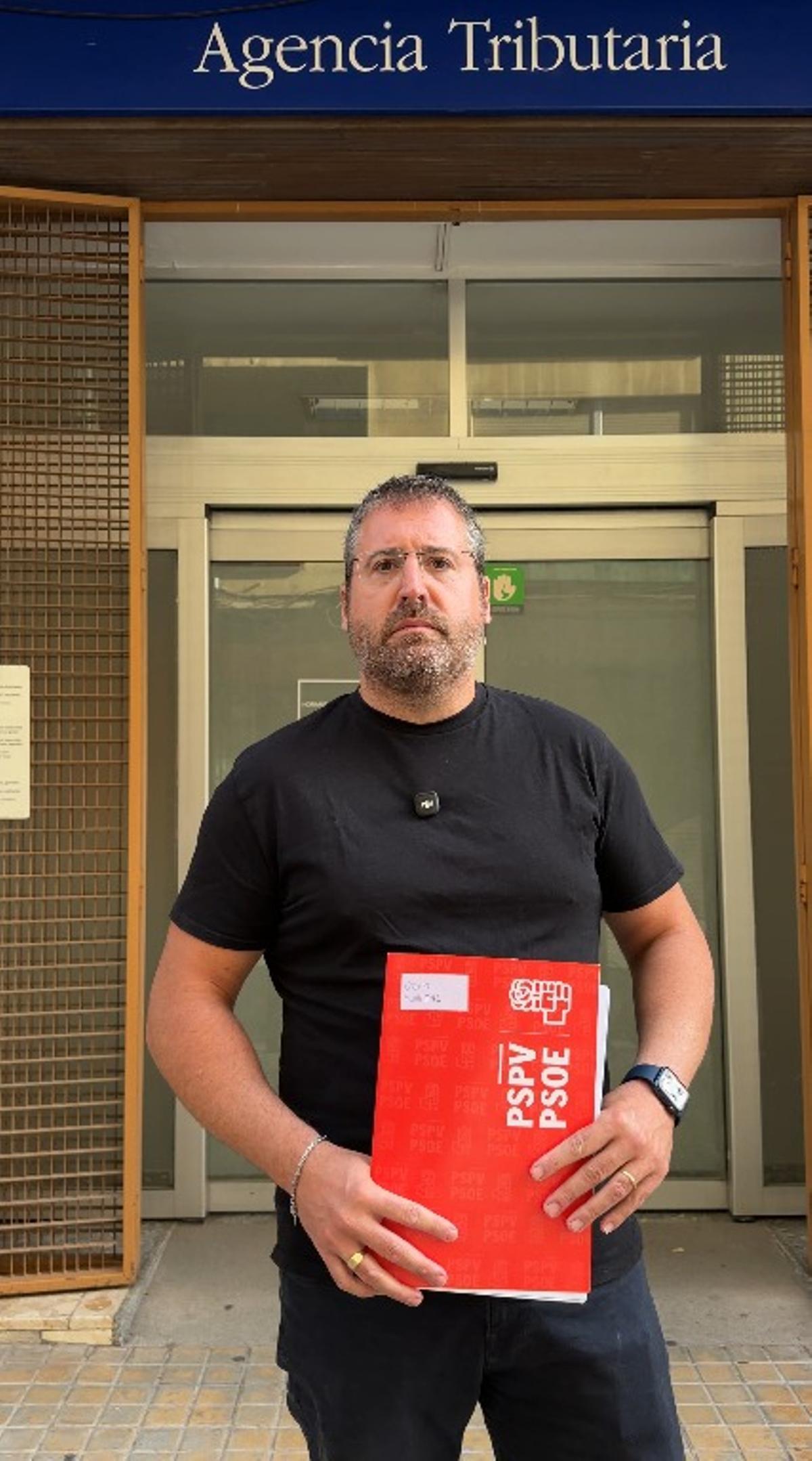 Almor con la documentación lista para entregar en la Agencia Tributaria.