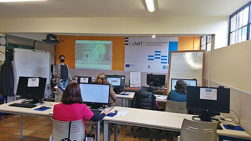 El Aula Cemit de Combarro forma a 442 personas en 70 cursos