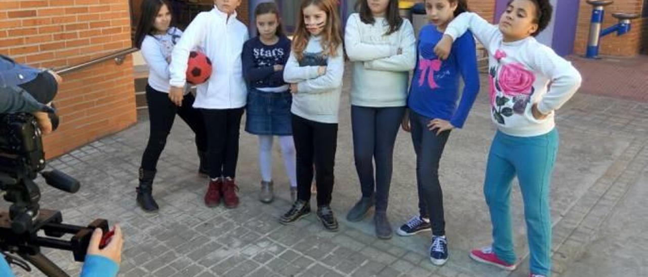 el rodaje se hizo en el mismo centro.Los chavales aprendieron a grabar f d. tortajada Unas alumnas, posando ante las cámaras. f d. tortajada