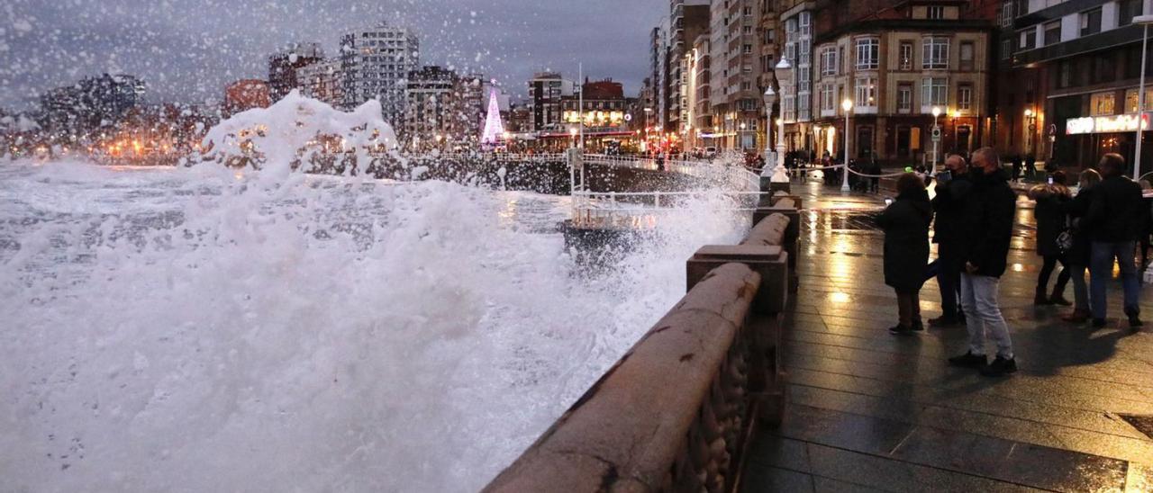 Una ola golpea con fuerza el muro de San Lorenzo en Gijón. | Ángel González