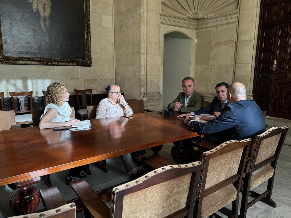 Segunda reunión sobre la limitación de los pisos turísticos entre el Ayuntamiento de Sevilla y la oposición, que acaba sin acuerdo