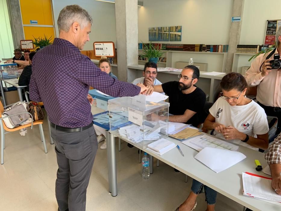 Los candidatos de Benidorm votando en las urnas