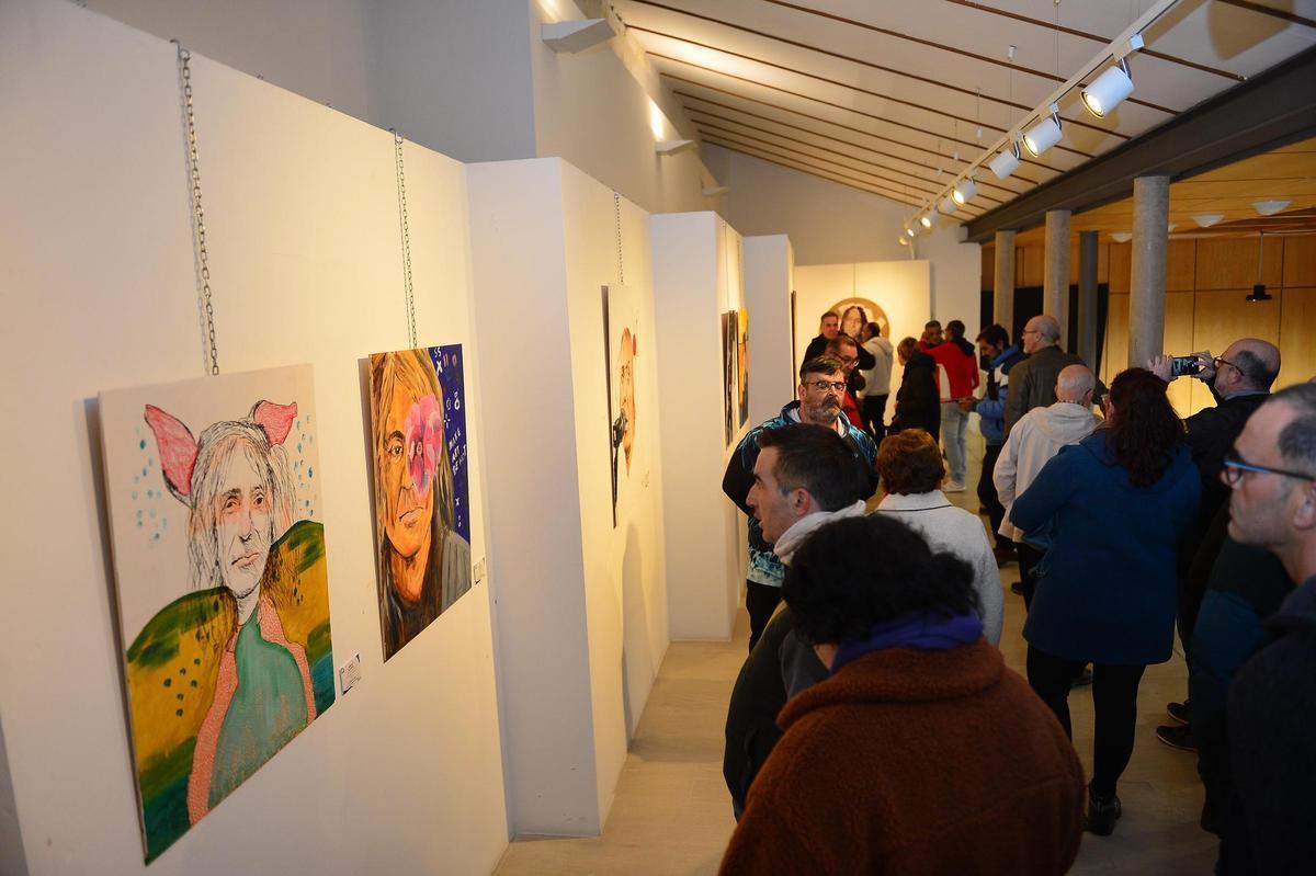 Exposición de Sorapán de Rieros en Plasencia, con cuadros dedicados a 'Robe'.