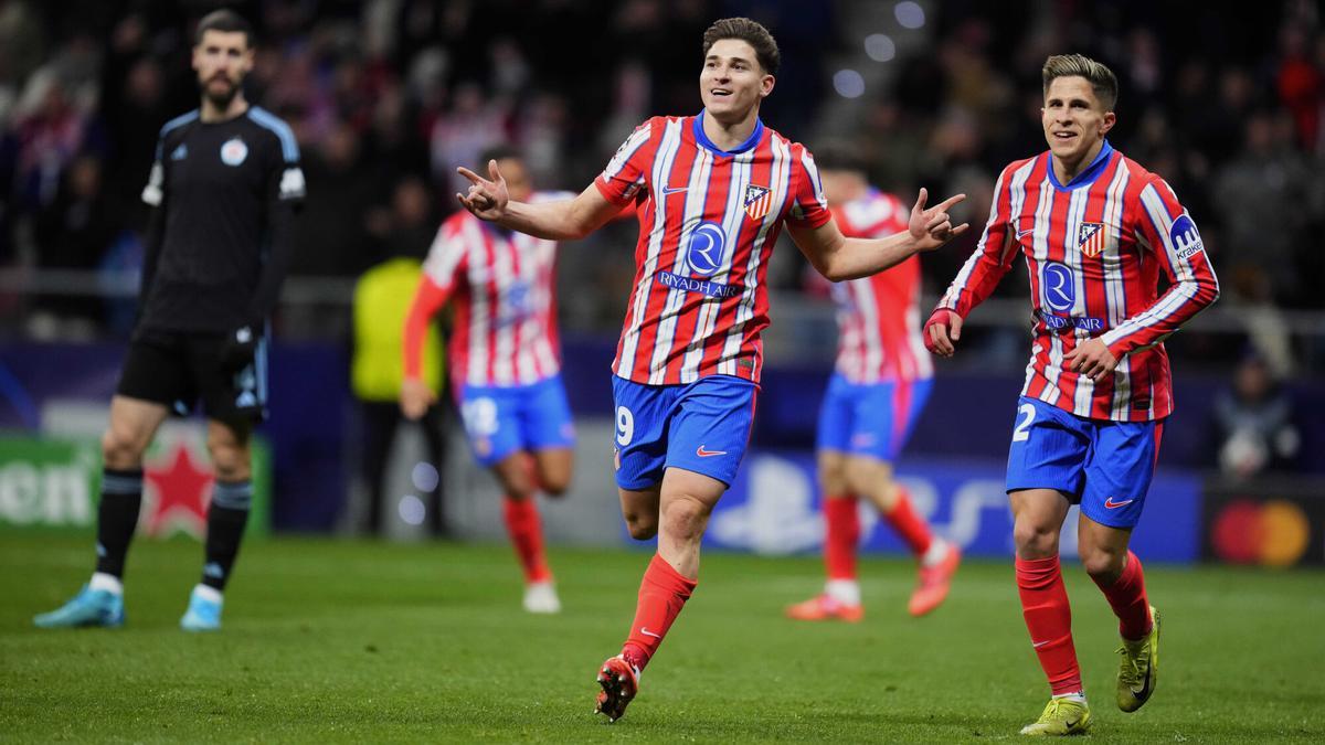 Julián Álvarez celebra un gol con el Atlético.