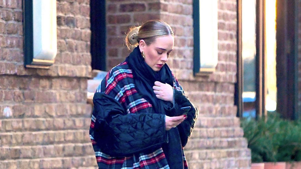 Adele con un abrigo caminando por la calle