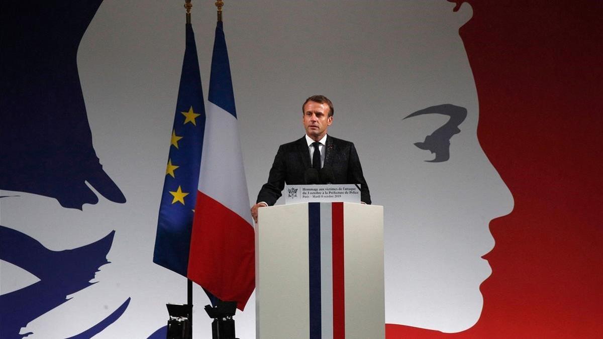 El presidente francés, Emmanuel Macron, durante el acto de homanaje en París de los cuatro policías asesinados.