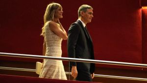 El presidente del Gobierno, Pedro Sánchez, y su mujer, Begoña Gómez, a su llegada a la entrega del Premio Donostia, en el Festival de Cine de San Sebastián, a 26 de septiembre de 2024, en San Sebastián, Guipúzcoa, País Vasco (España).