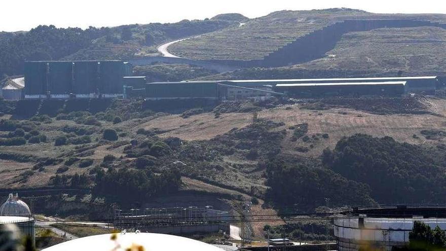 Vista de la planta de Nostián, con los depósitos de residuos pendientes de sellar detrás de la colina.