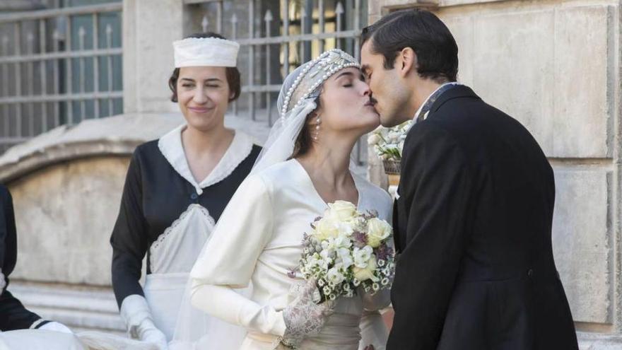 Adriana Ugarte y Álex García, en la escena de la boda.