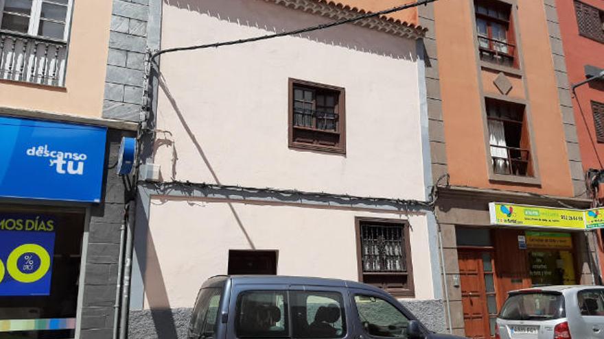 El cuerpo sin vida de la mujer fue encontrado el domingo en la vivienda familiar, en la céntrica calle San Juan, de La Laguna.