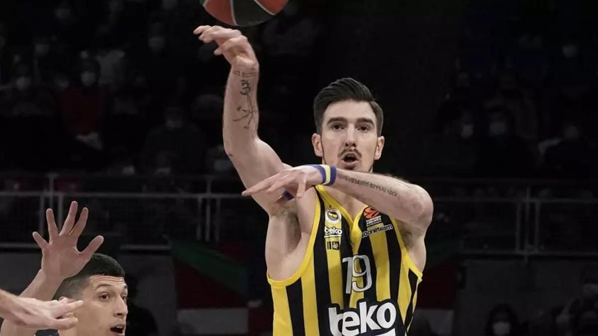 Nando De Colo en un partido con Fenerbahçe