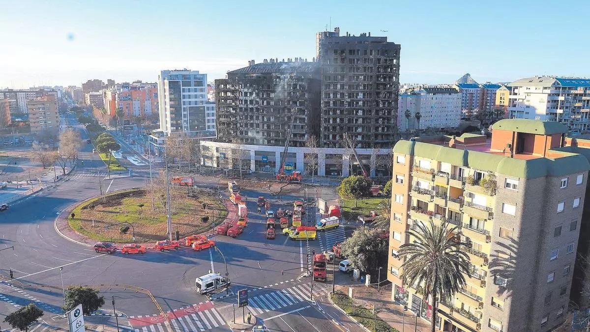 Despliegue de bomberos y sanitarios durante la mañana siguiente al incendio en Campanar.